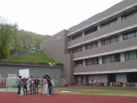 {04
